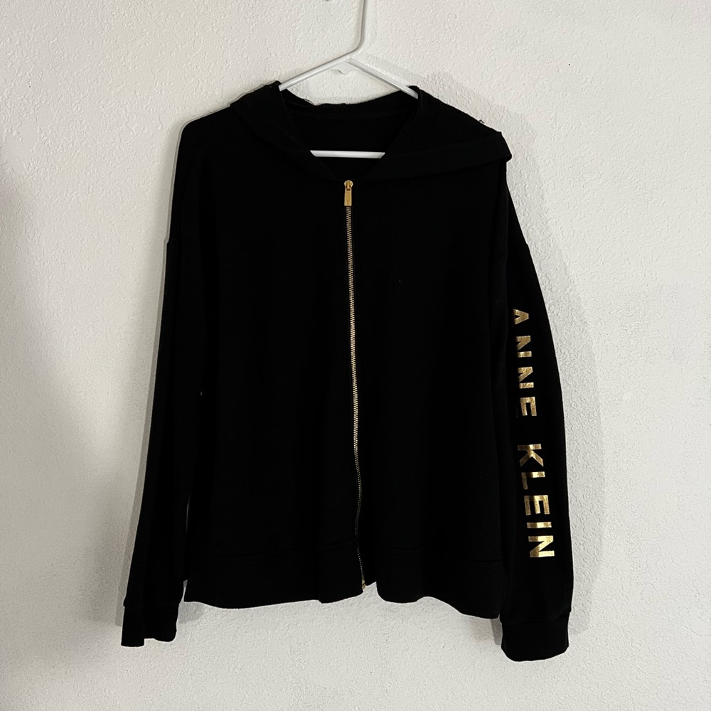 Very nice soft sweater nice golden zipper